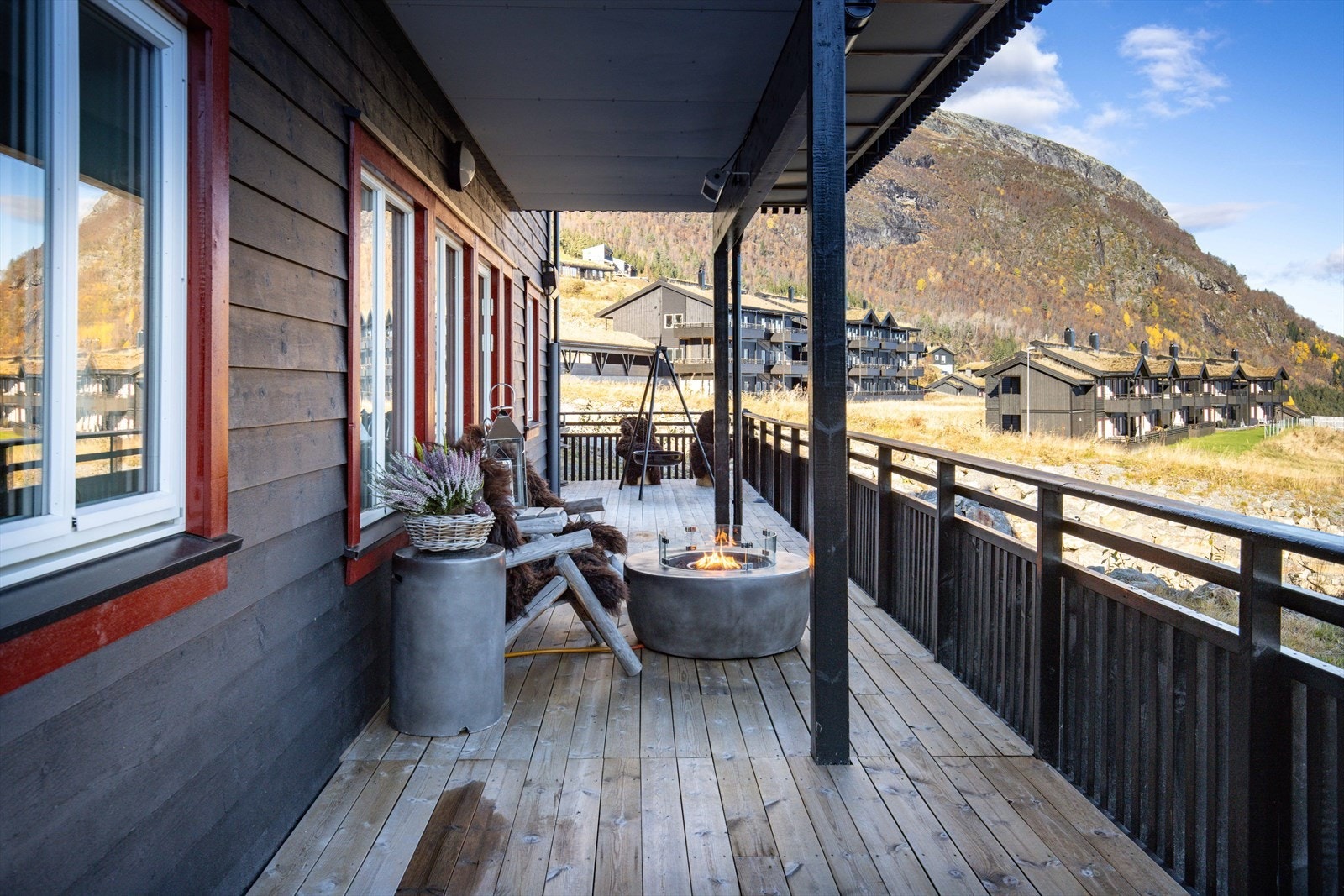 Felles parkering på baksiden av leiligheten. Hver seksjon disponerer 1,5 plass. Enkel adkomst til leiligheten Galleribilde