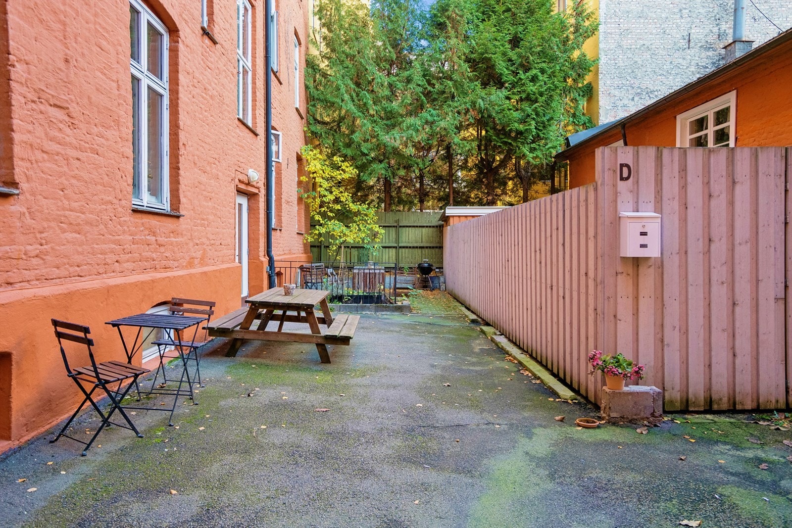 Felles bakgård med hyggelige sitteplasser og sykkelparkering Galleribilde