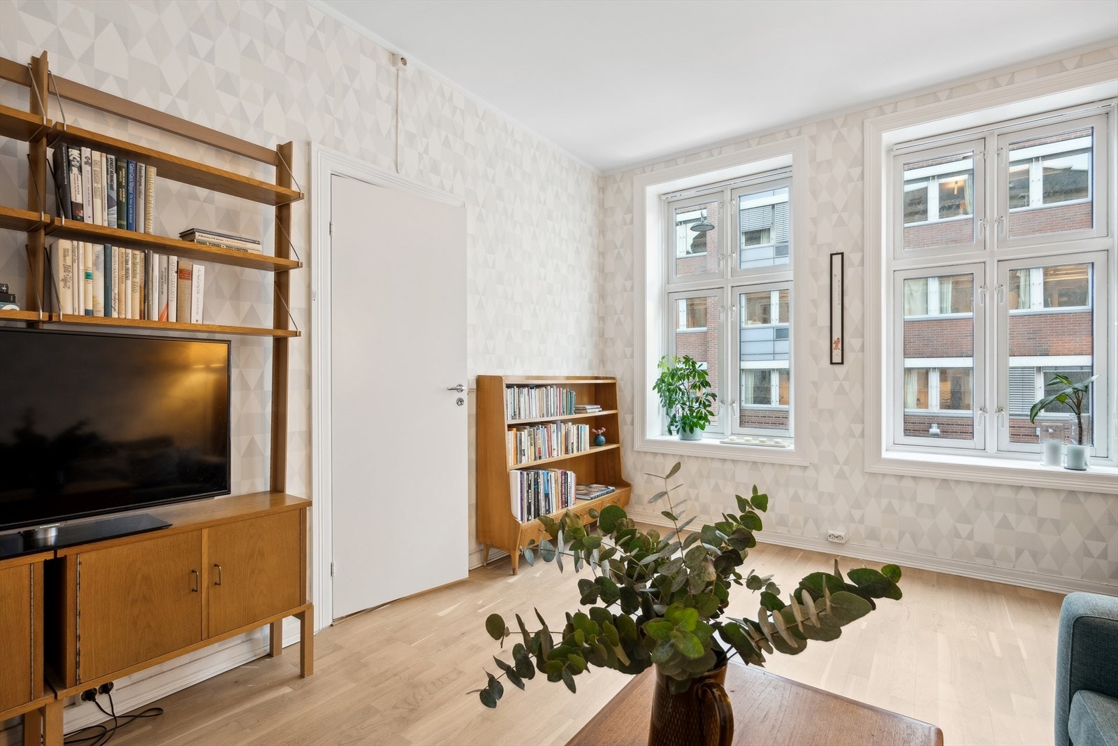 Leiligheten har lyse overflater og parkett på gulvet Galleribilde