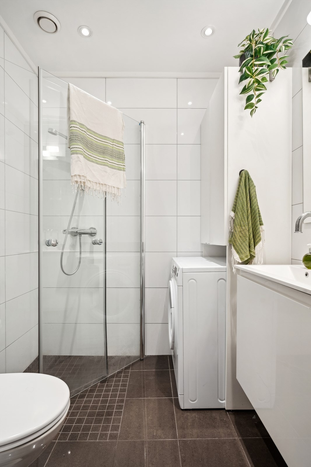 Pent fliselagt baderom med varmekabler i gulv og downlights i himling Galleribilde