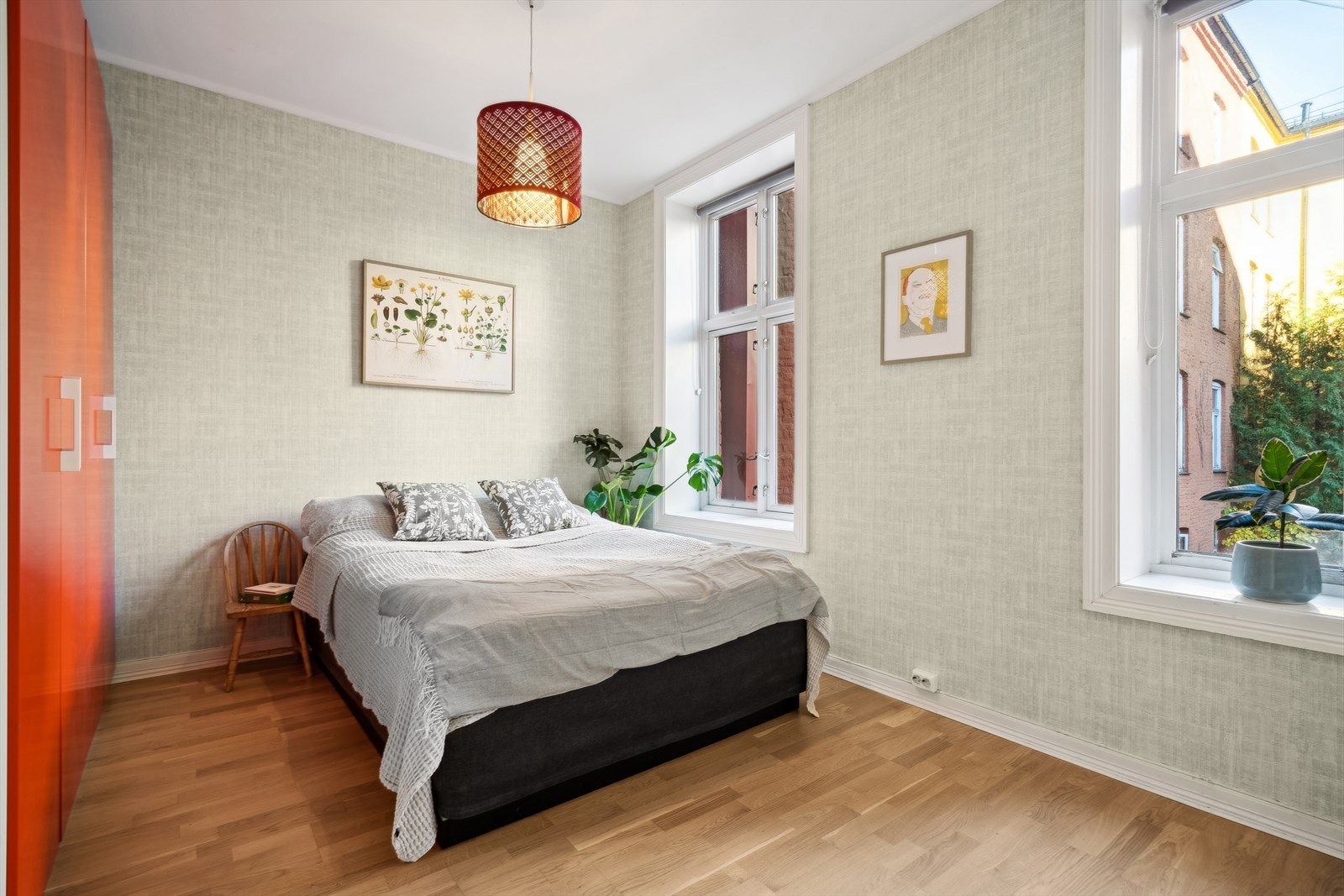 Romslig soverom vendt mot rolig bakgård, med plass til dobbeltseng og garderobeskap Galleribilde