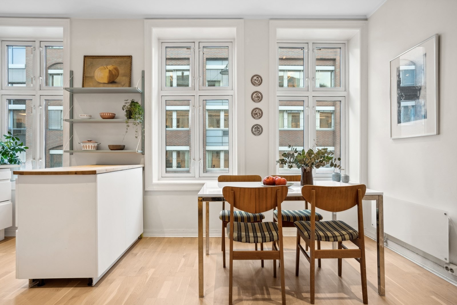 I naturlig tilknytning til kjøkkenet har man plass til en romslig spisegruppe Galleribilde