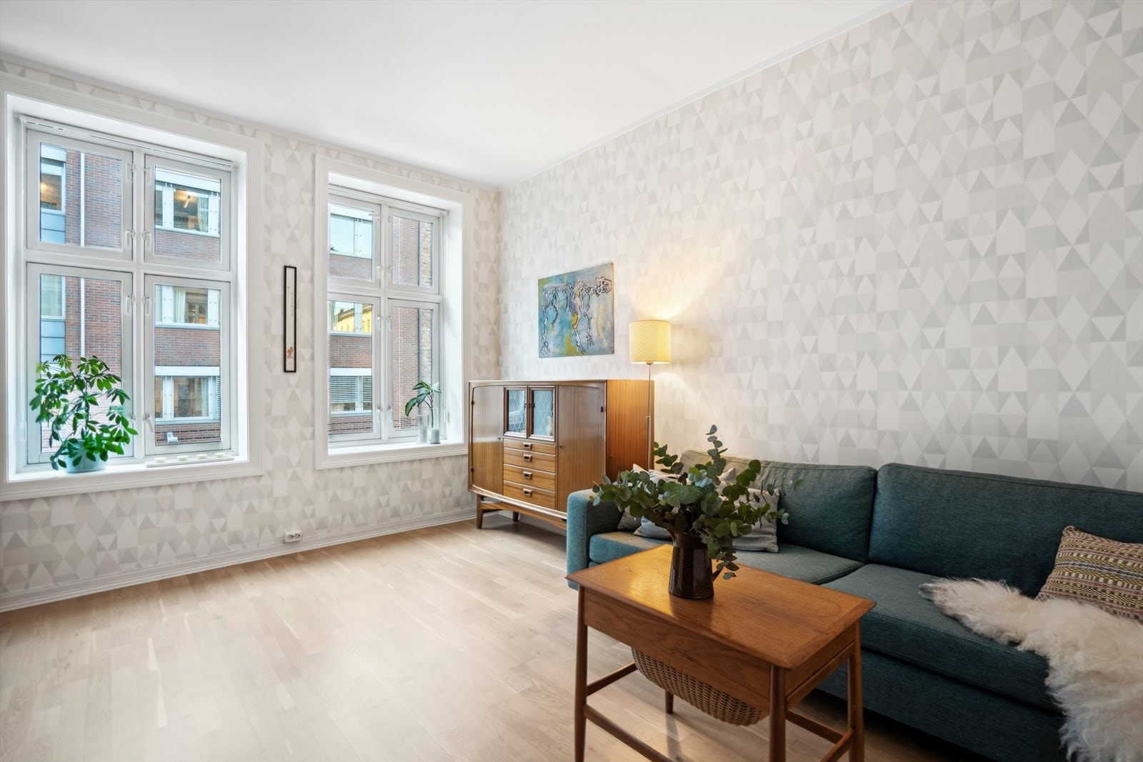 God takhøyde på ca. 2,77m og store vindusflater skaper en luftig atmosfære i leiligheten Galleribilde