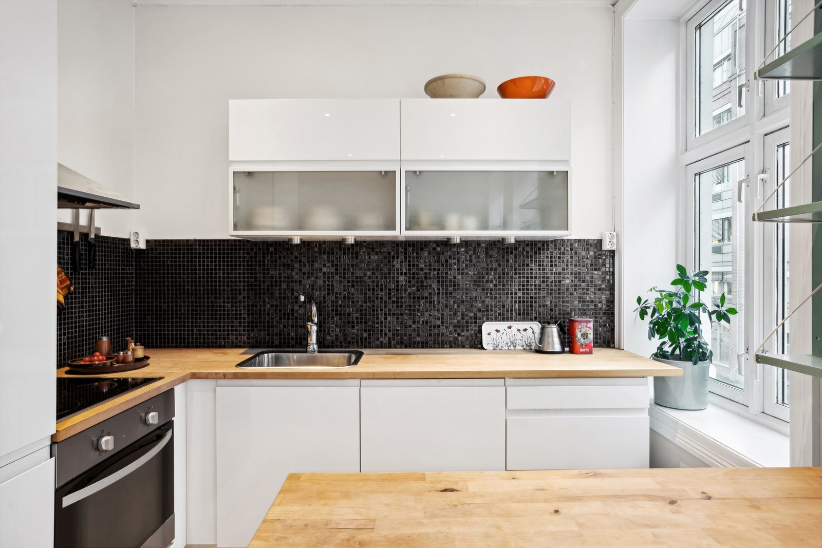 Kjøkkenet har rikelig med skap- og benkeplass og passer ypperlig for den matglade Galleribilde