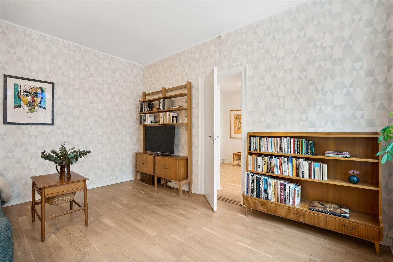 Boligens andre soverom benyttes i dag som stue Galleribilde