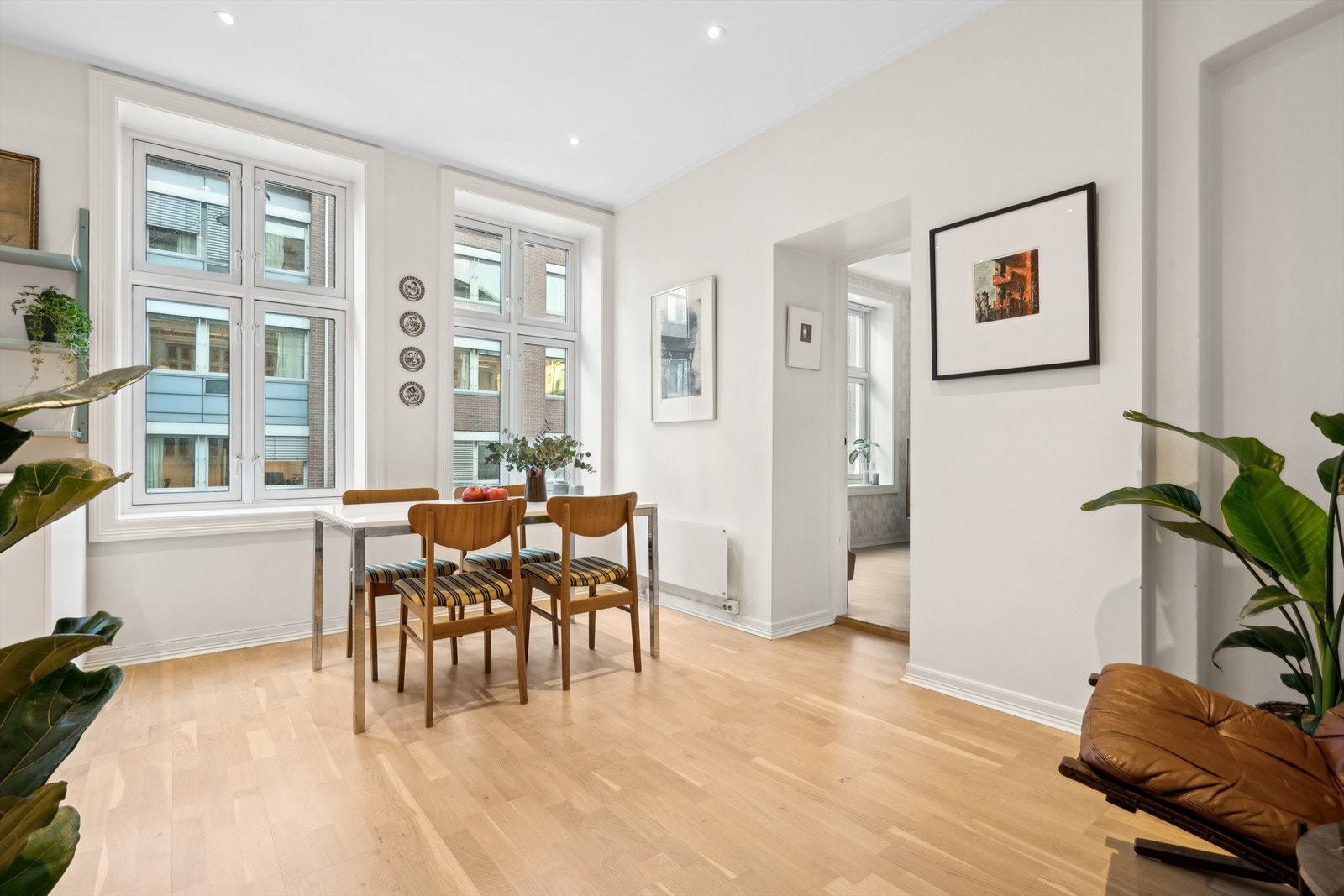 Leiligheten har romslige rom med store vindusflater Galleribilde