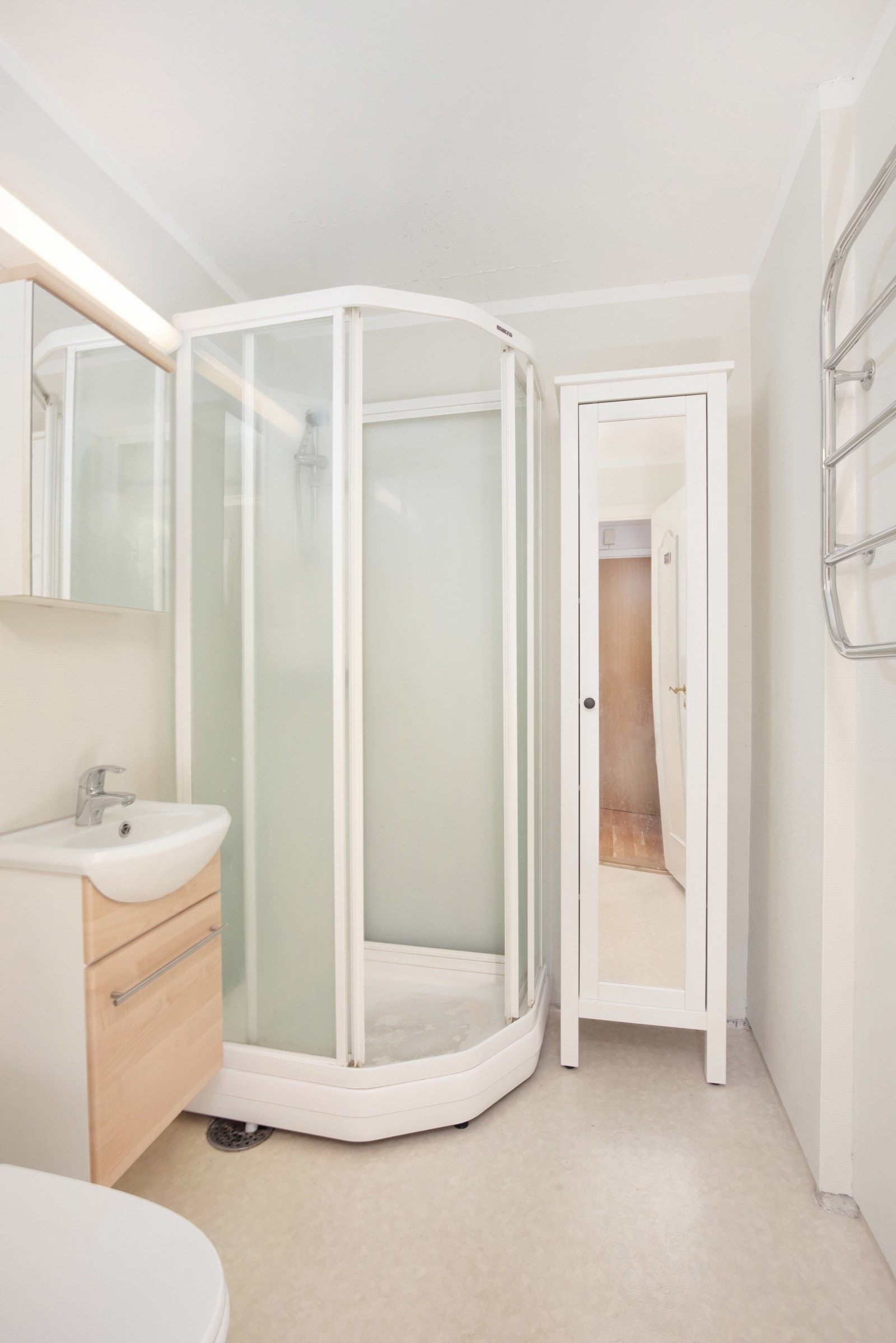 Toalett, baderomsinnredning og dusjkabinett. Galleribilde