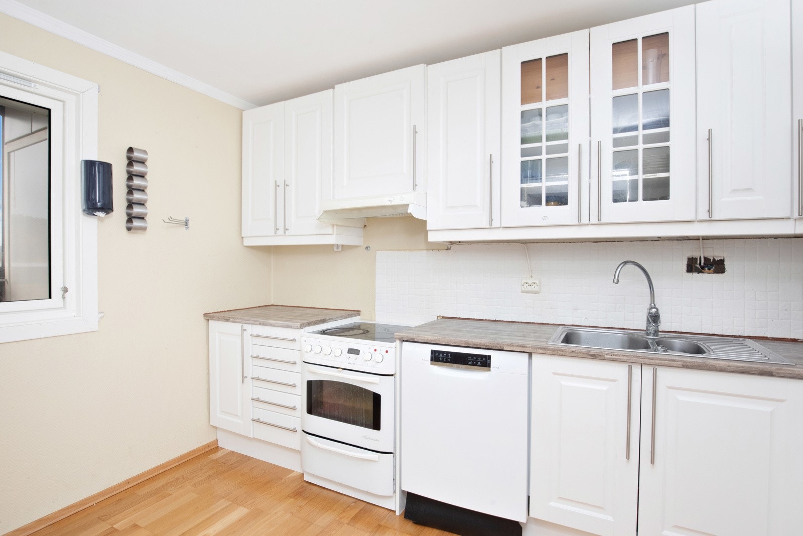 Kjøkkeninnredning fra 2009. Lyse og profilerte overflater. Galleribilde