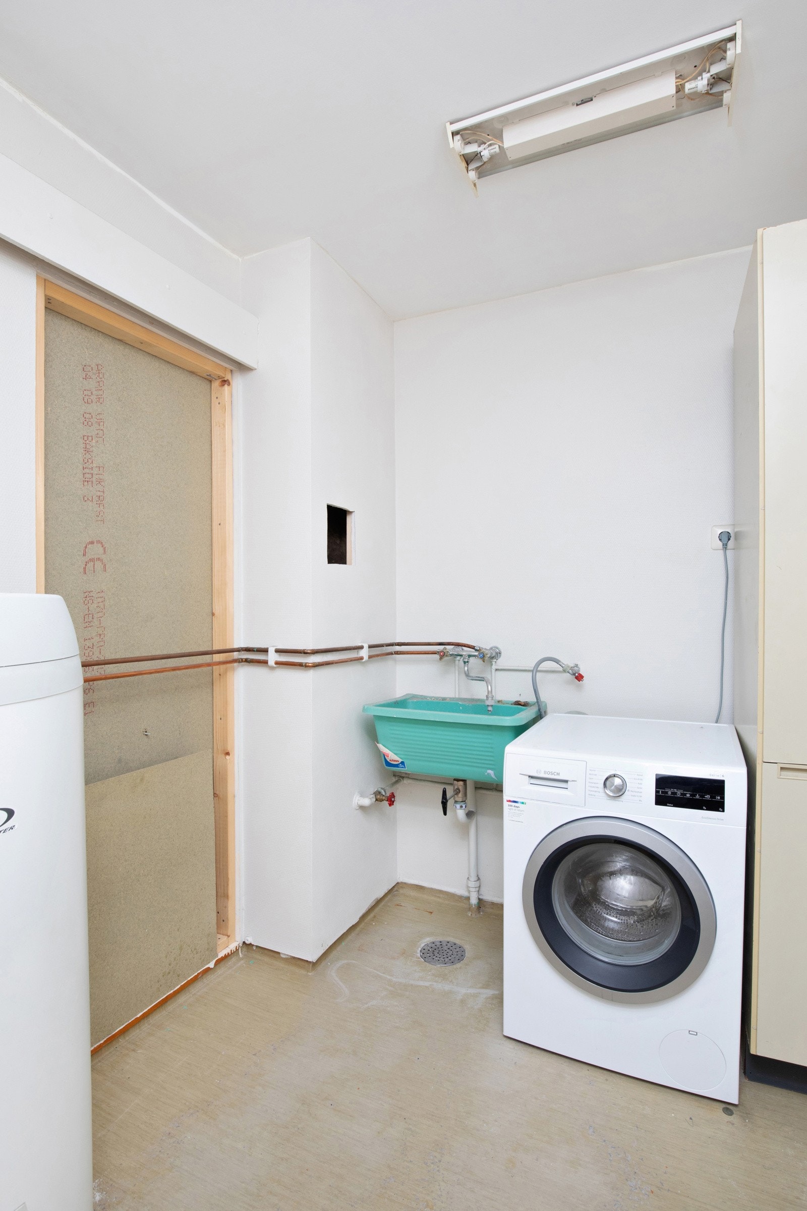 Vaskerom med utslagsvask og opplegg for vaskemaskin. Galleribilde