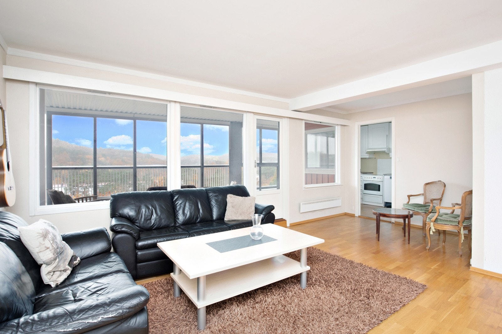 Lys og koselig stue med utgang til en stor og romslig innglasset balkong. Galleribilde