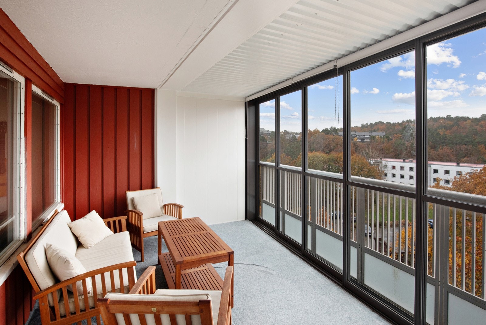 Store skyvedører i glass - kan åpnes for å få en luftig veranda Galleribilde