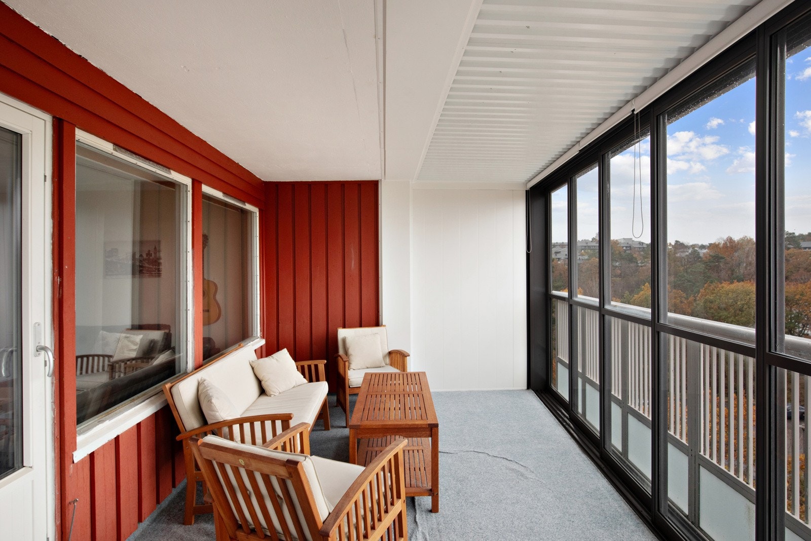 Stor og usjenert innglassert balkong. Galleribilde