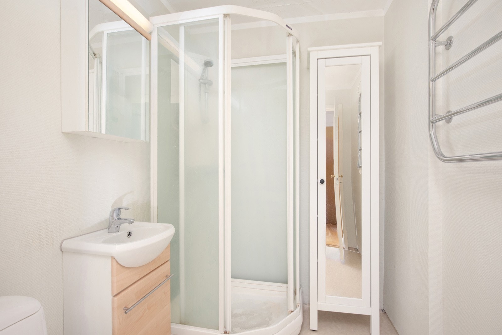 Bad med dusjkabinett. Galleribilde