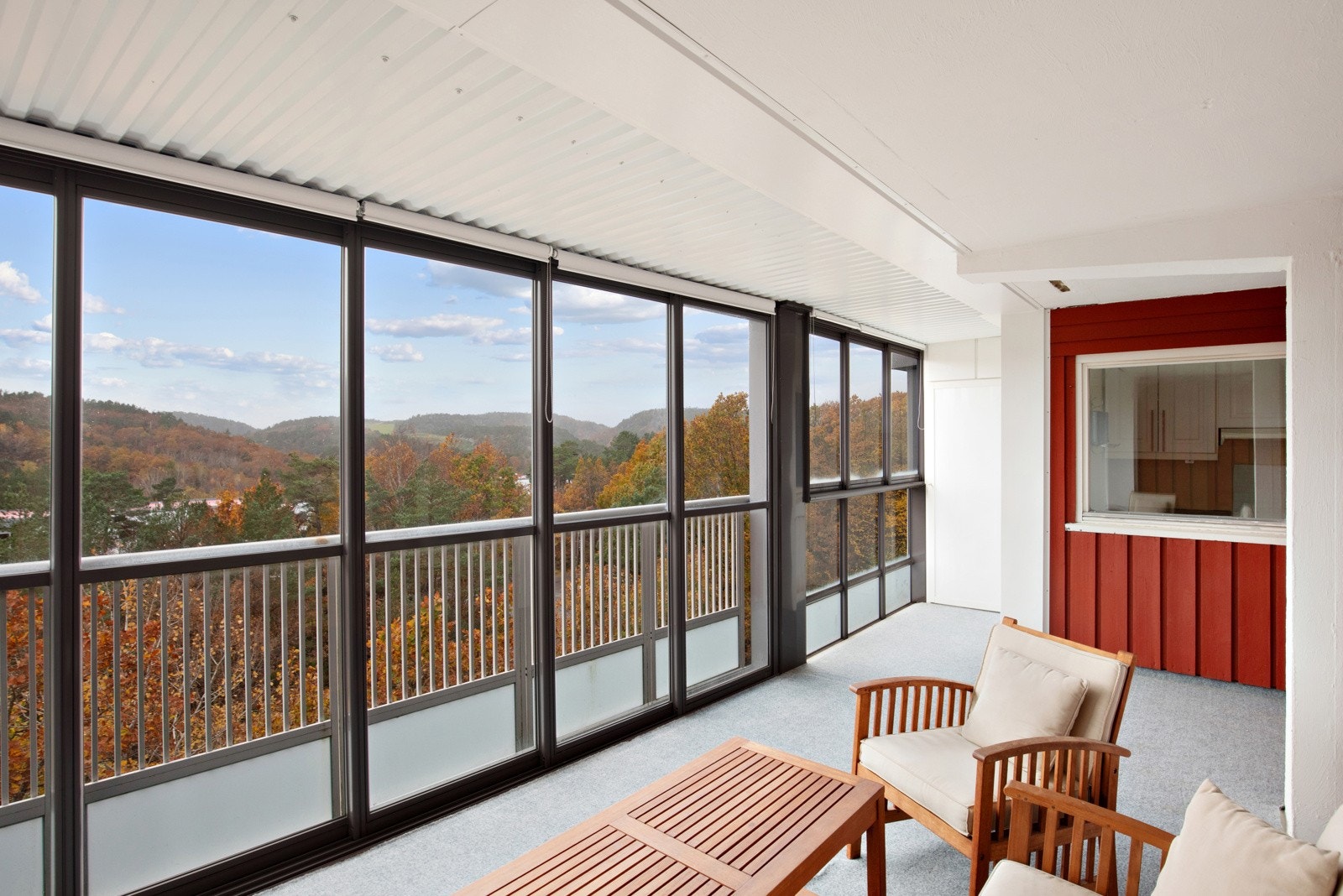 Romslig innglasset balkong med gode solforhold. Galleribilde