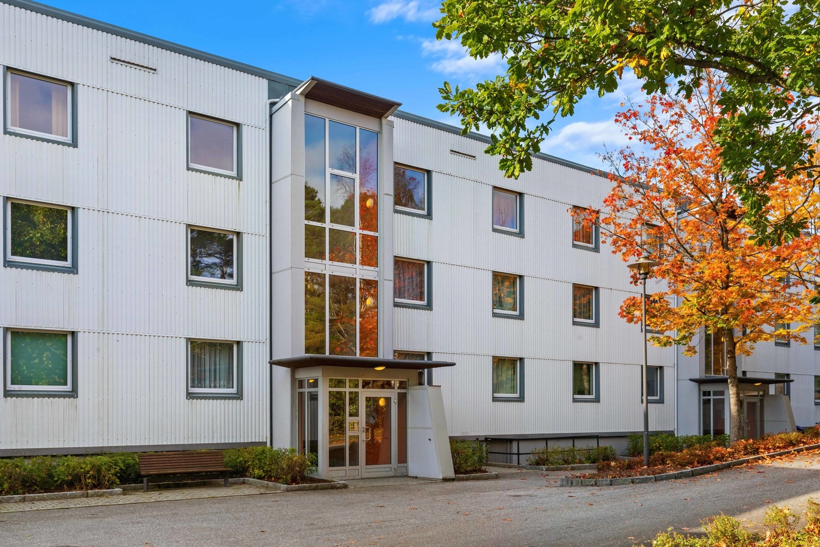 Leiligheten ligger i et rolig og etablert boligområde i blindvei. Nærhet til dagligvarebutikk, kollektiv transport, skole, barnehage, lekeplasser og gredehus i tillegg til flotte turområder. Galleribilde