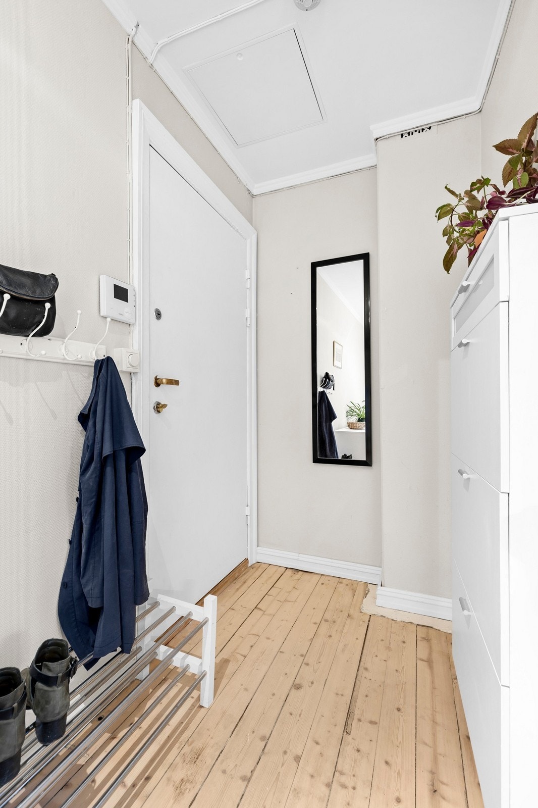 Entré med mulighet for å henge fra seg yttertøy. Galleribilde