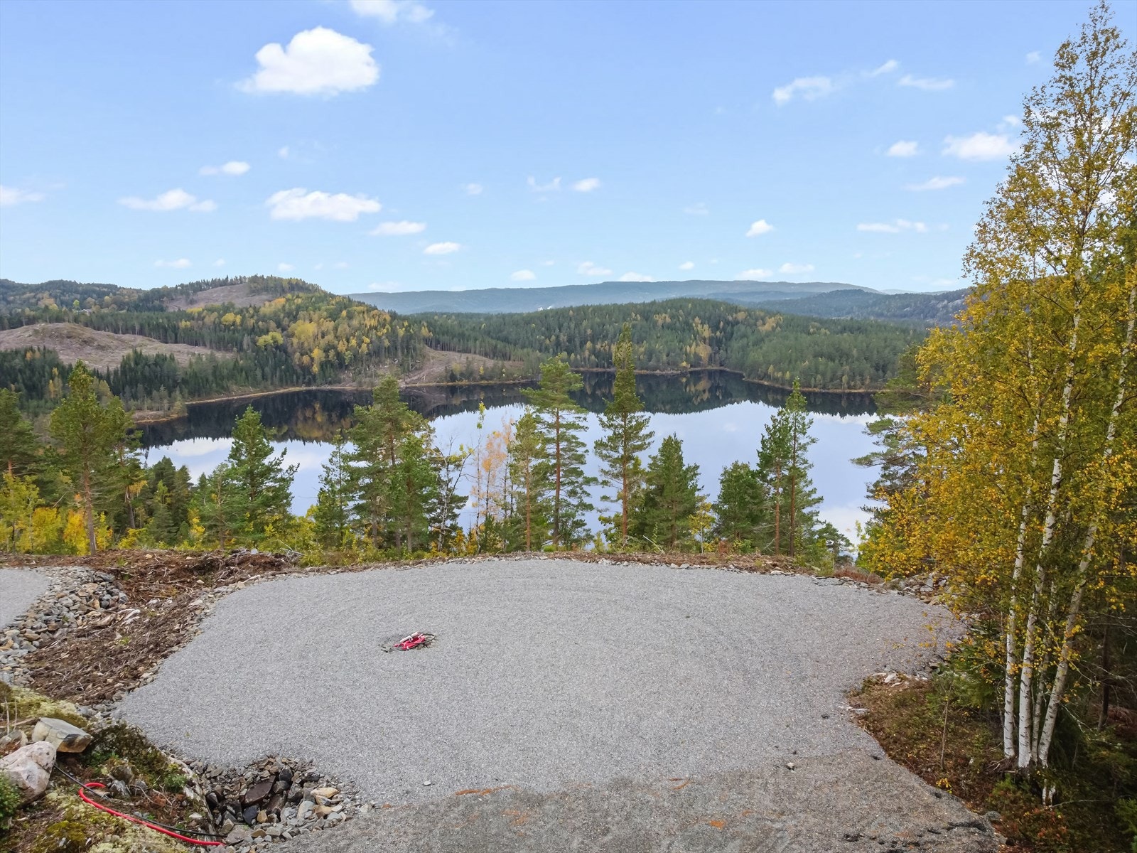 Hyttetomten befiner seg kun 18 km. fra Myra på Vegårshei! Galleribilde