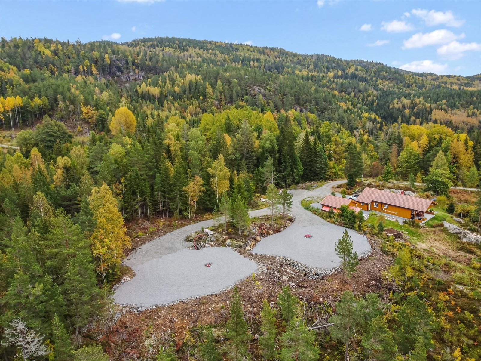 Tomten befinner seg i naturskjønne omgivelser, med bilvei helt inn. Galleribilde