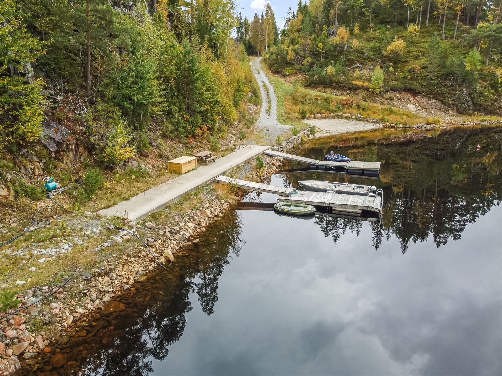 Fin badeplass rett nedenfor hyttetomten. Her er det også tinglyst båtfeste i fjell. Galleribilde