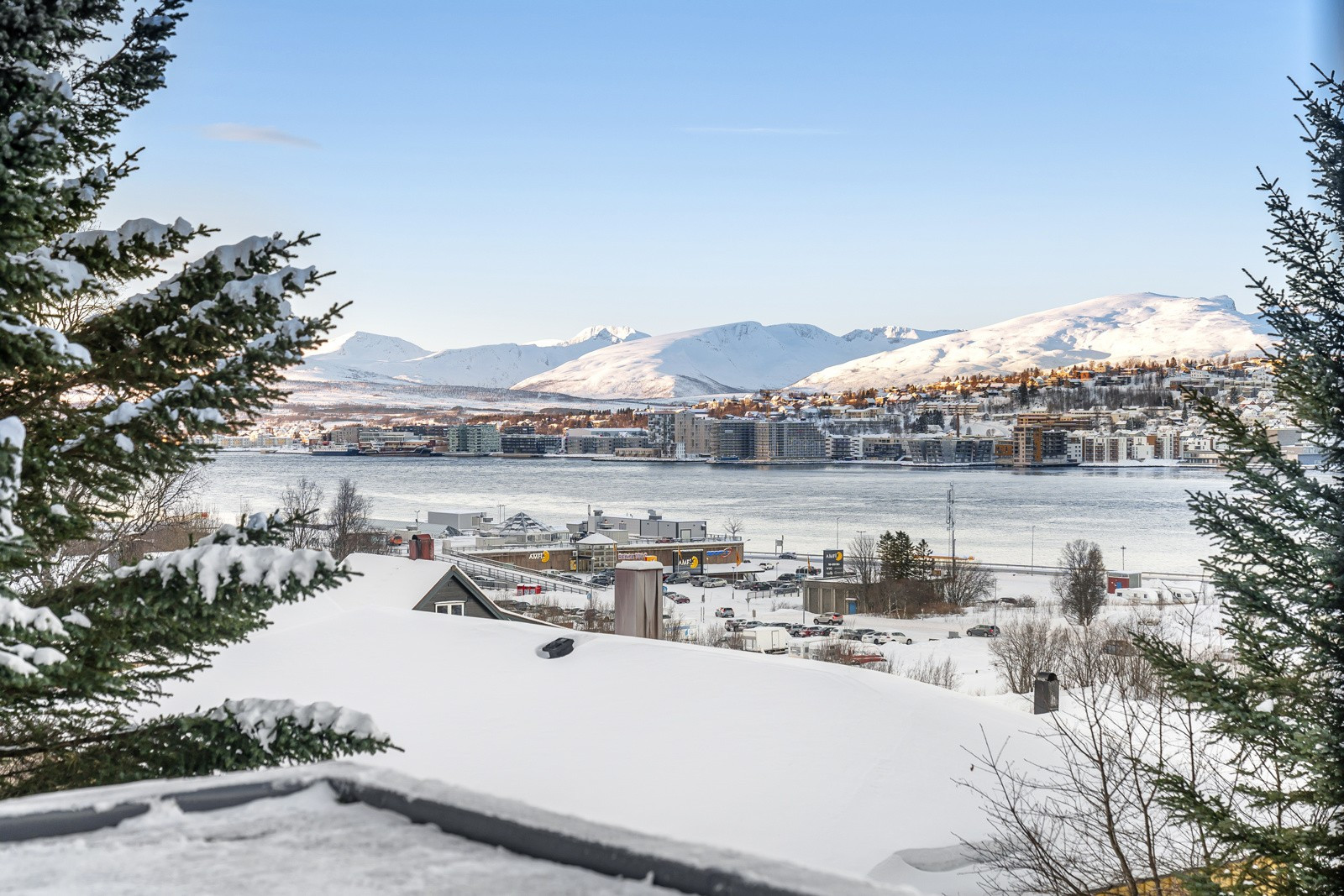 Eiendommen ligger flott til i Møllervegen og har utsikt mot Tromsøya og innseilingen i Tromsøysundet.