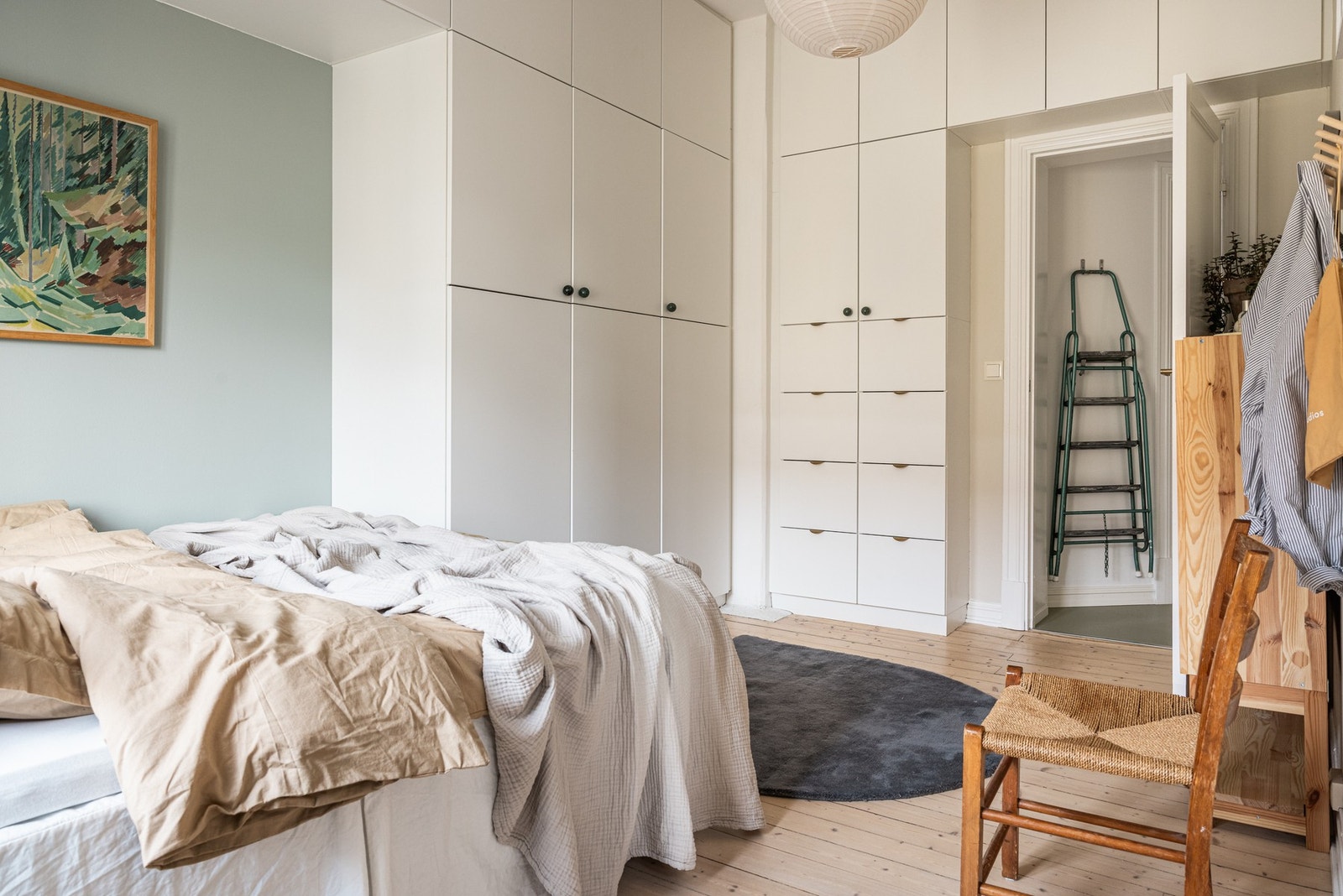 Plassbygd garderobeløsning fra Kvik på som strekker seg fra gulv til tak. Galleribilde