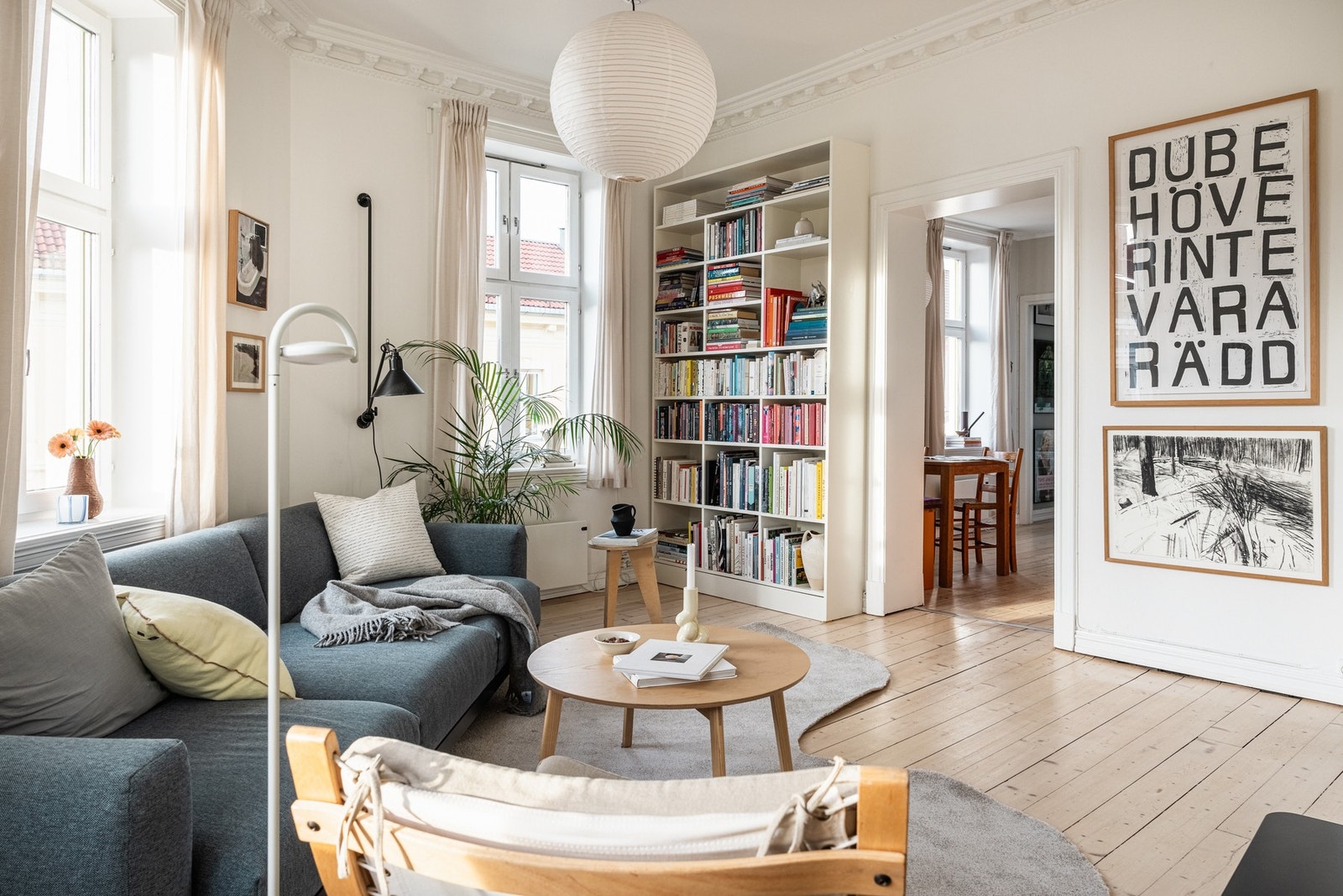 Leilighetens hjørnebeliggenhet gir stuen en spennende planløsning. Galleribilde