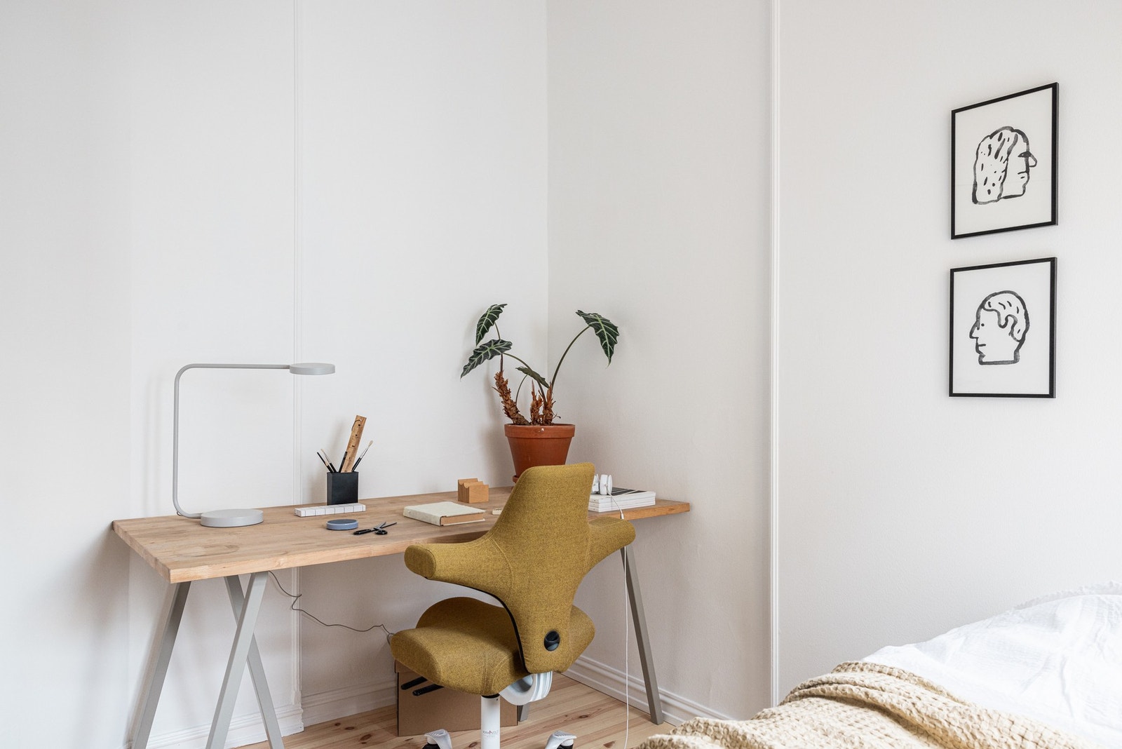 Begge soverommene er holdt i en stilren kombinasjon med lysmalte vegger mot heltre gulv. Galleribilde