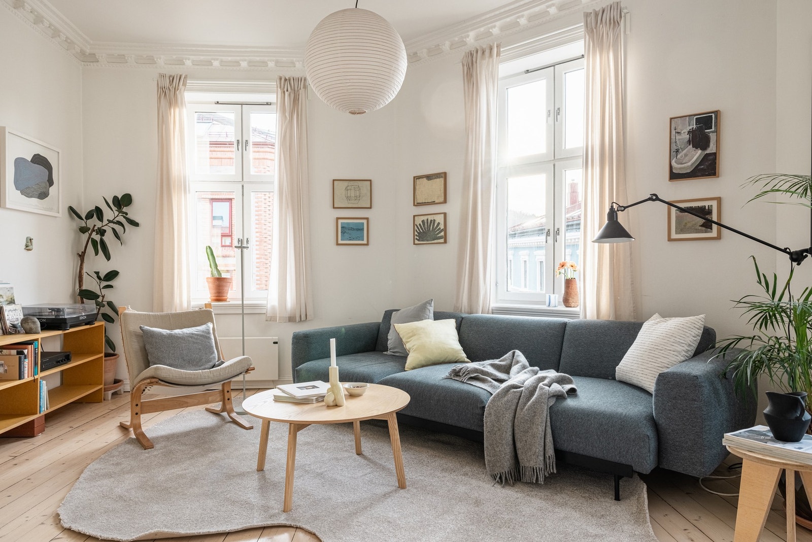 Takhøyden er luftig og flott, og i stuen er er vakre detaljer som stukkatur og takrosett. Galleribilde