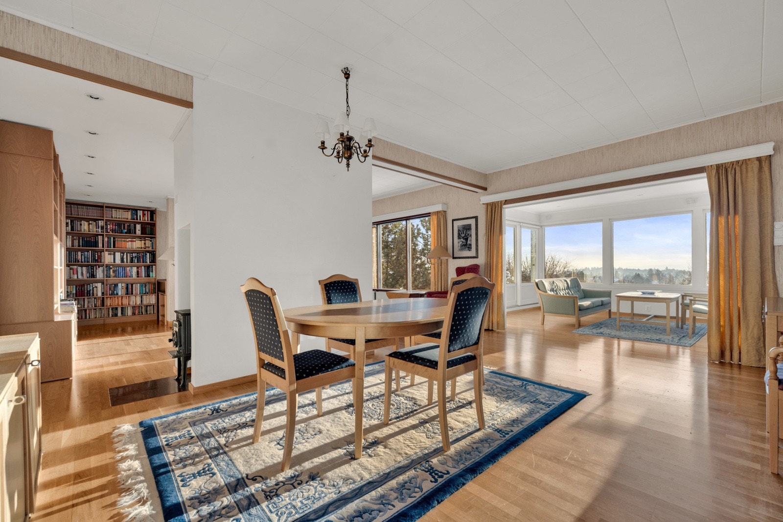 Den ene stuen ligger utenfor kjøkkenet, og her samles familie og venner for hyggelige måltider rundt et langbord. Galleribilde