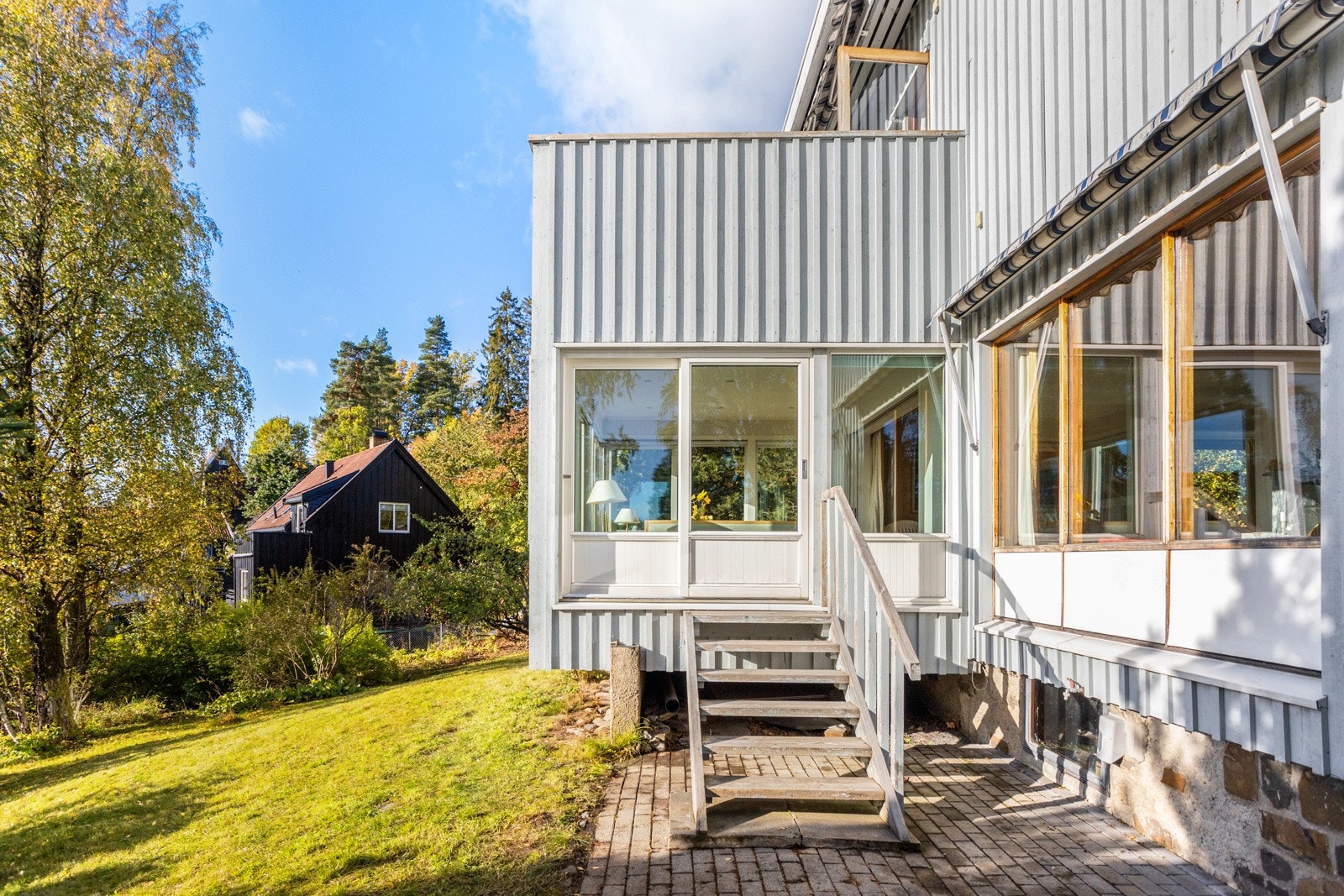 Boligen ble oppført i funksjonalistisk stil i 1961, med rene linjer og et tidløst uttrykk. Alle vinduer er i teak, med unntak av hagestuen. Galleribilde