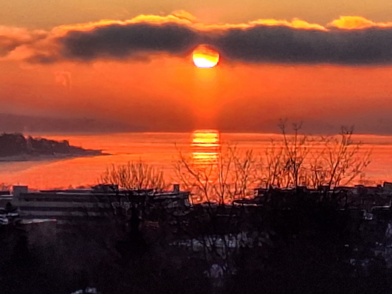 Ta deg en pust i bakken og nyt magiske soloppgang med utsikt mot CC-vest. Galleribilde