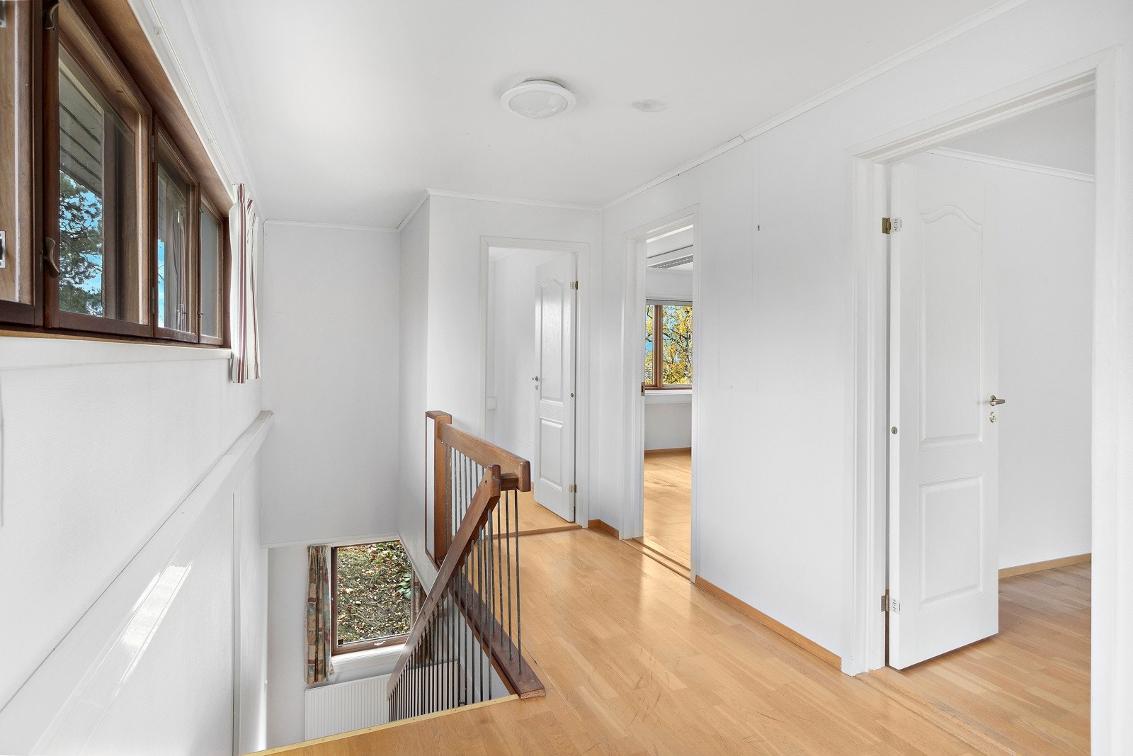 Romslig gang i 2.etasje med mahogni trapp, med inngang til stort soverom med morgensol. Galleribilde