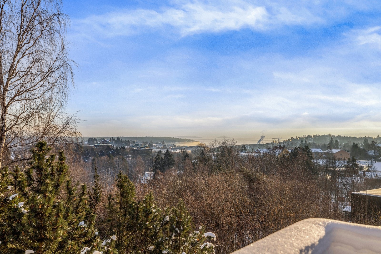 Fjorden fungerer som et vakkert bakteppe både inne og ute. Galleribilde
