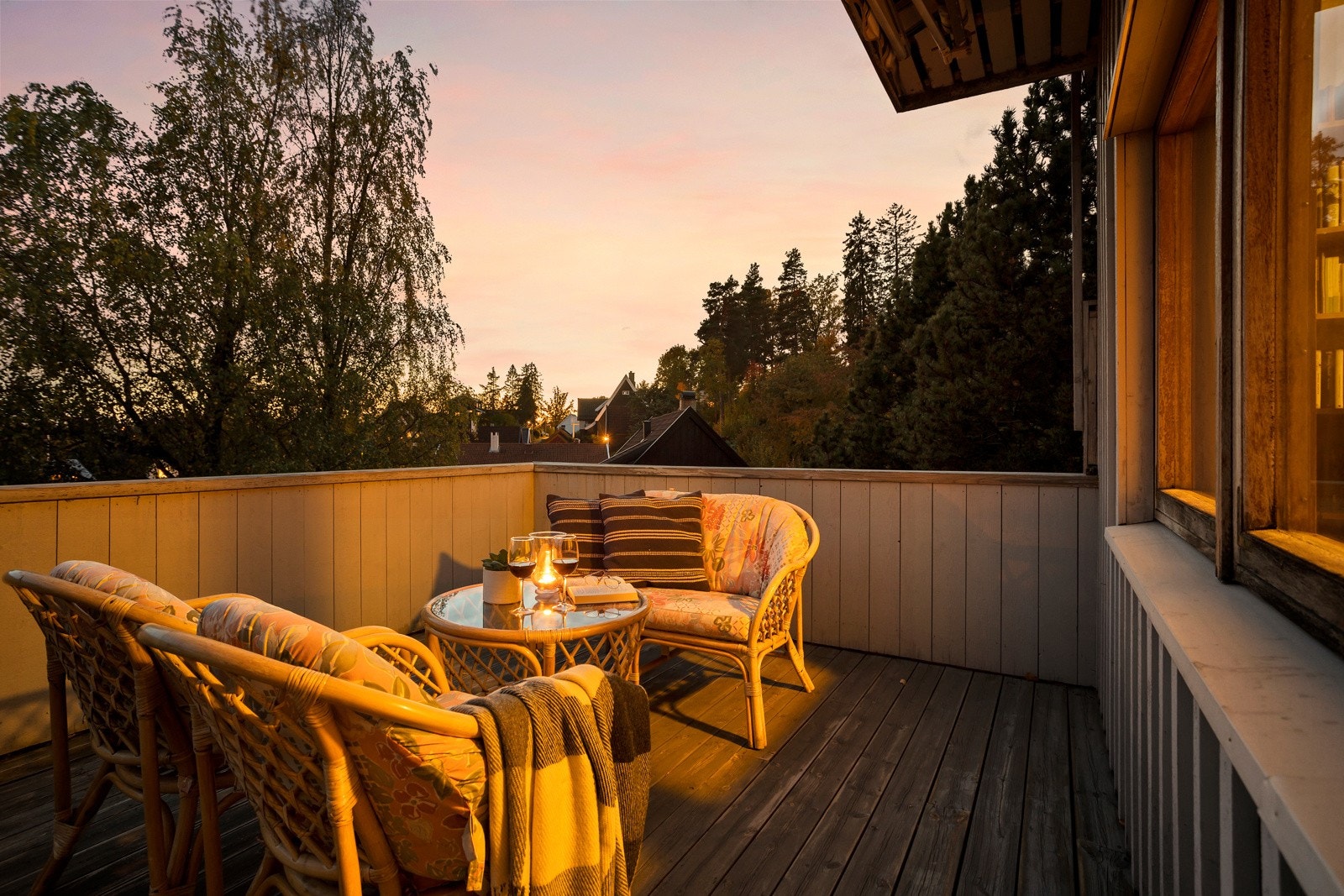 Utenfor det ene soverommet har hoveddelen en stor terrasse over hagestuen på ca 14 kvm. Galleribilde