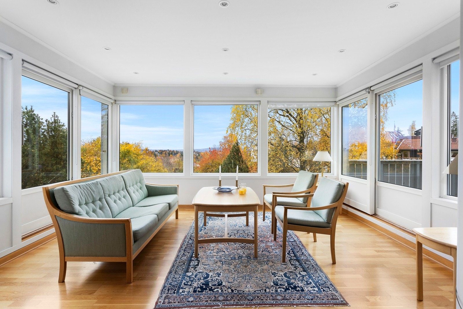 Hagestuen oppleves som en herlig vinterhage for både rolige og sosiale kvelder. Det er innvendig solskjerming på alle vindusflater. Galleribilde