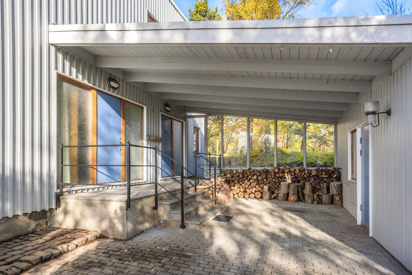 Inngangsparti med carport og utgang til hagen i nord. Galleribilde