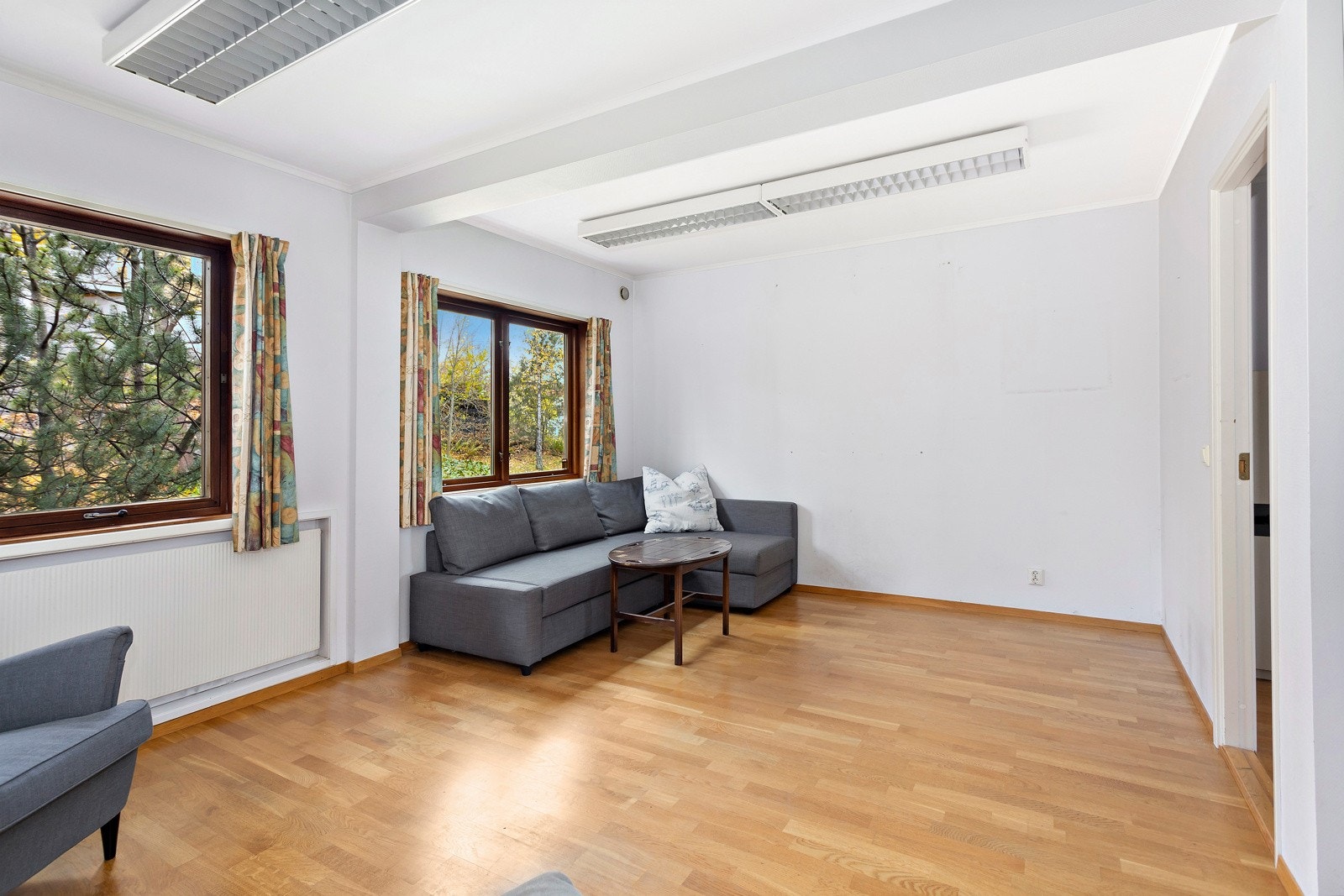 Romslig stue med kjøkkenalkove. Galleribilde