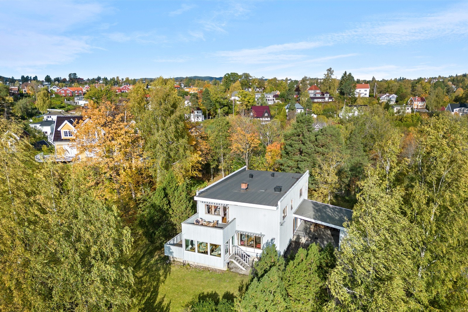 Boligen ligger høyt og fritt til med fantastisk panoramautsikt over Oslofjorden. Galleribilde