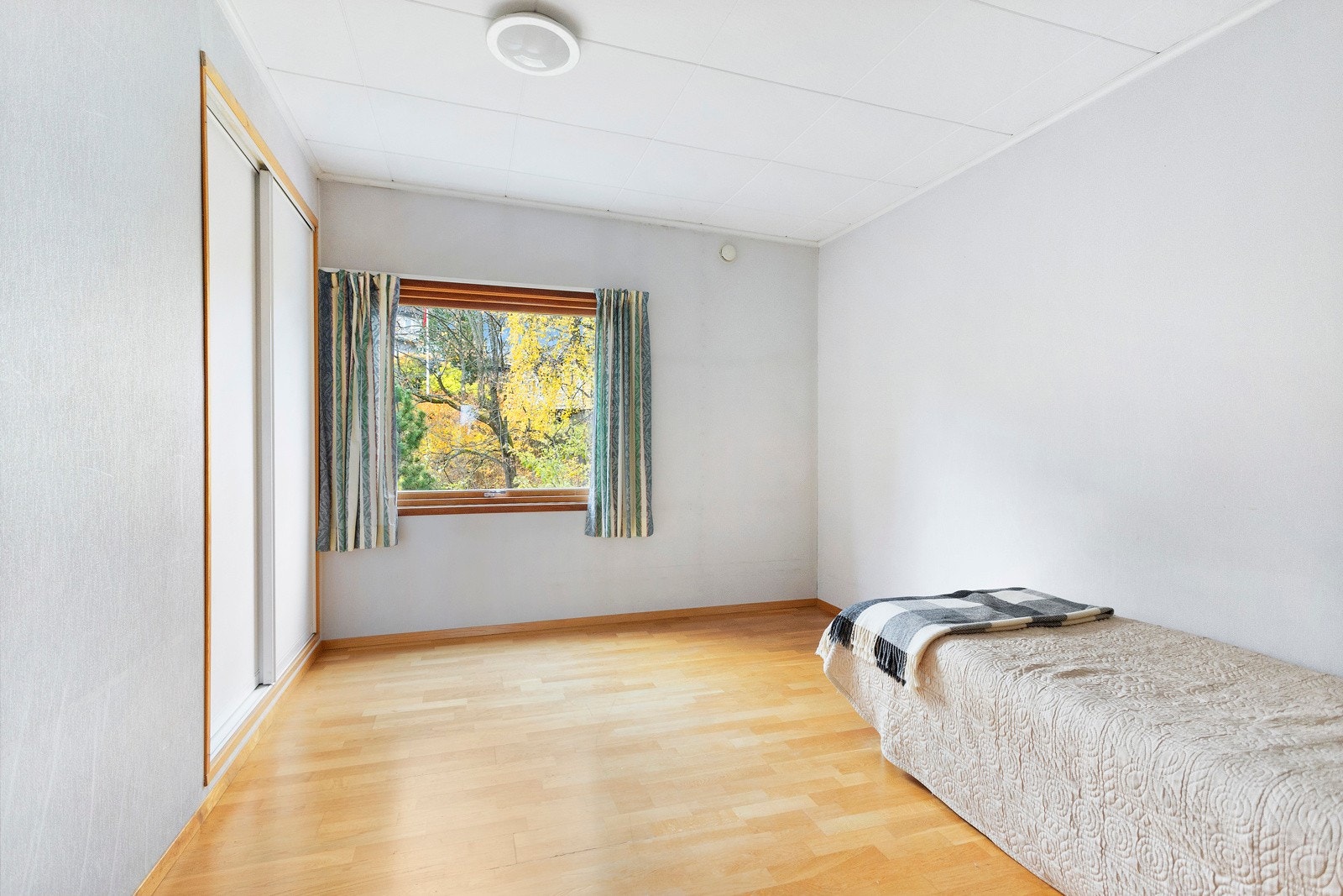 Innvendig tak er malte flater og plater. Galleribilde