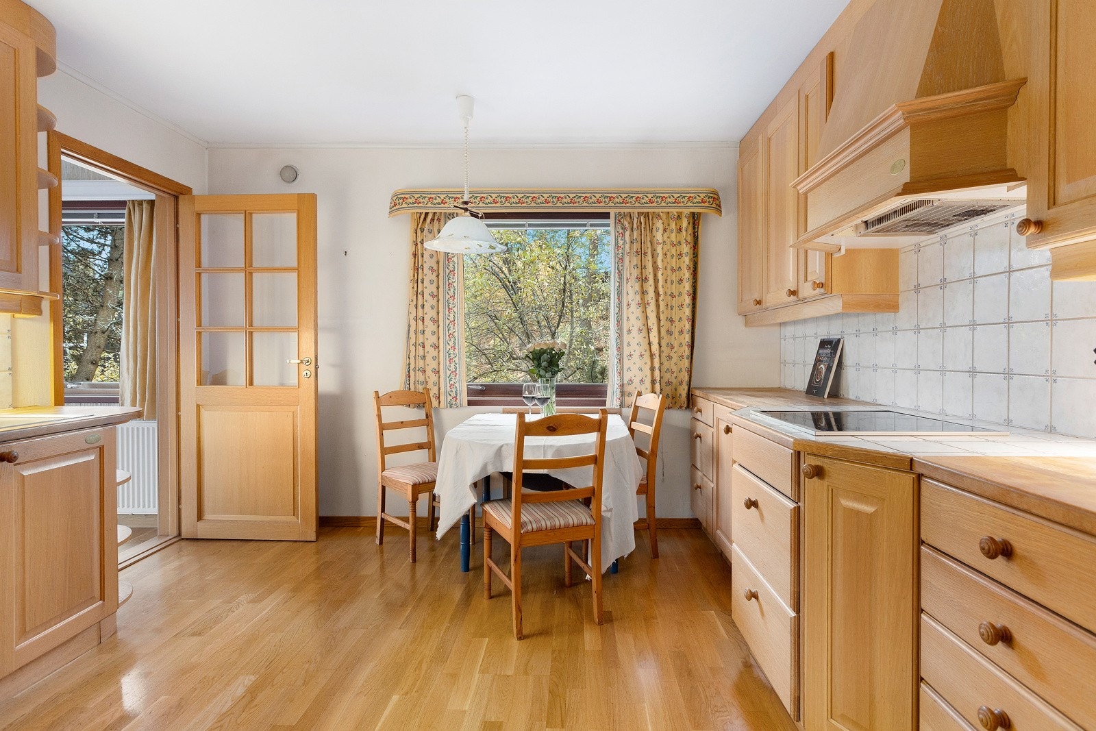 Integrert kjøl/fryseskap, oppvaskmaskin, komfyr, platetopp og micro. Det er kjøkkenventilator med avtrekk ut. Galleribilde