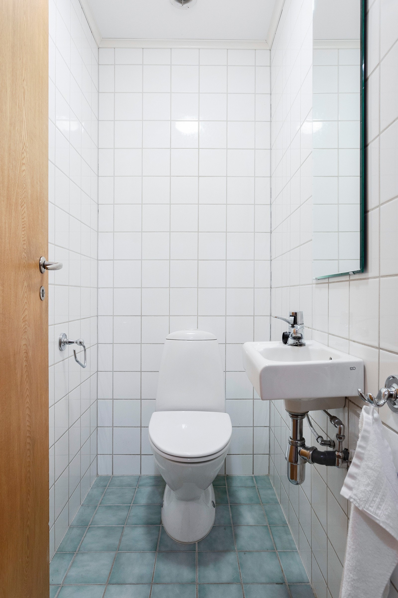 Gjestetoalett med naturlig ventilasjon og varmekabler i gulv. Galleribilde