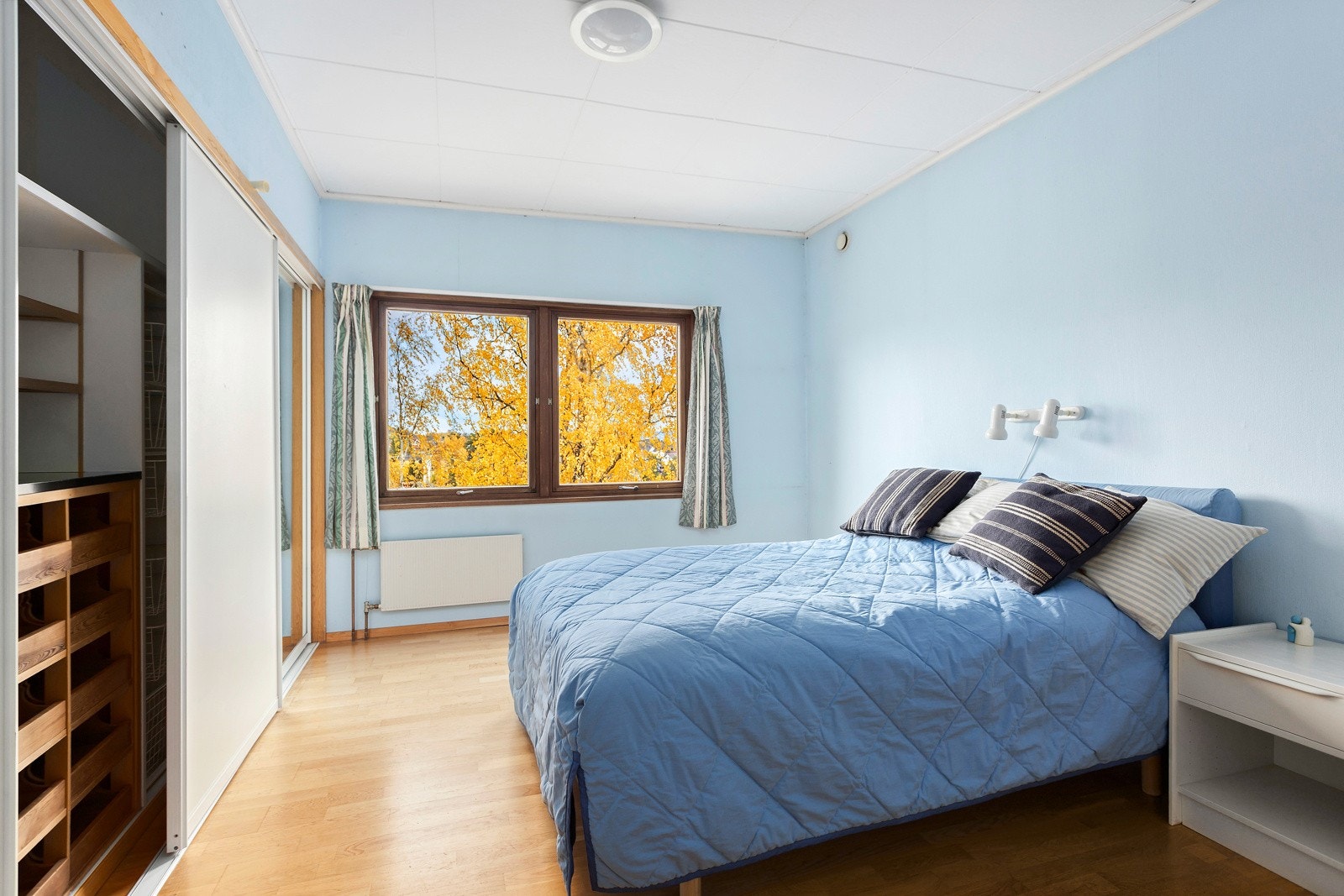 Hovedsoverom med 4 m skyvedørsgarderobe og morgensol. Eik parkett, malt tapet og malt glassfiberstrie veggflater i alle rom. Galleribilde