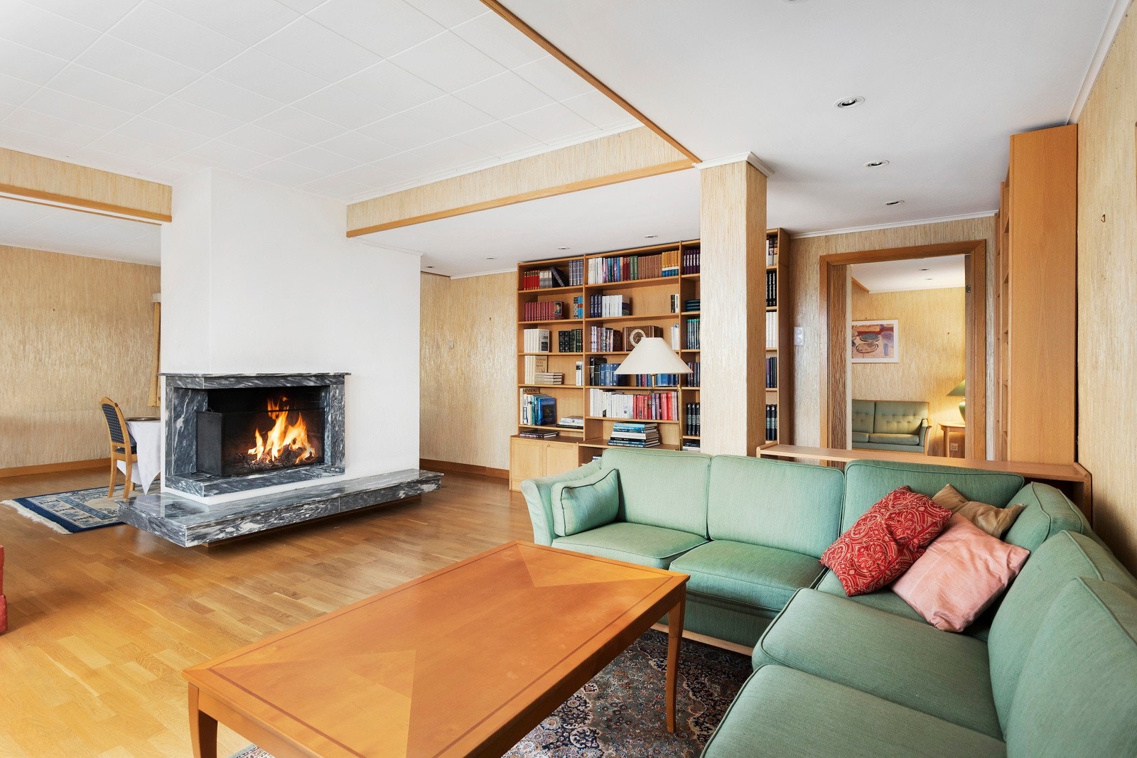 Hoveddelen går over tre plan og har tre tilstøtende stuer i 1. etasje hvor den ene byr på peis. Galleribilde