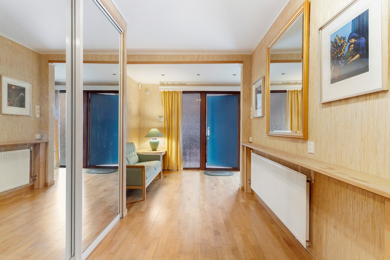 Romslig hall med skyvedørsgarderobe i hoveddelen. Galleribilde