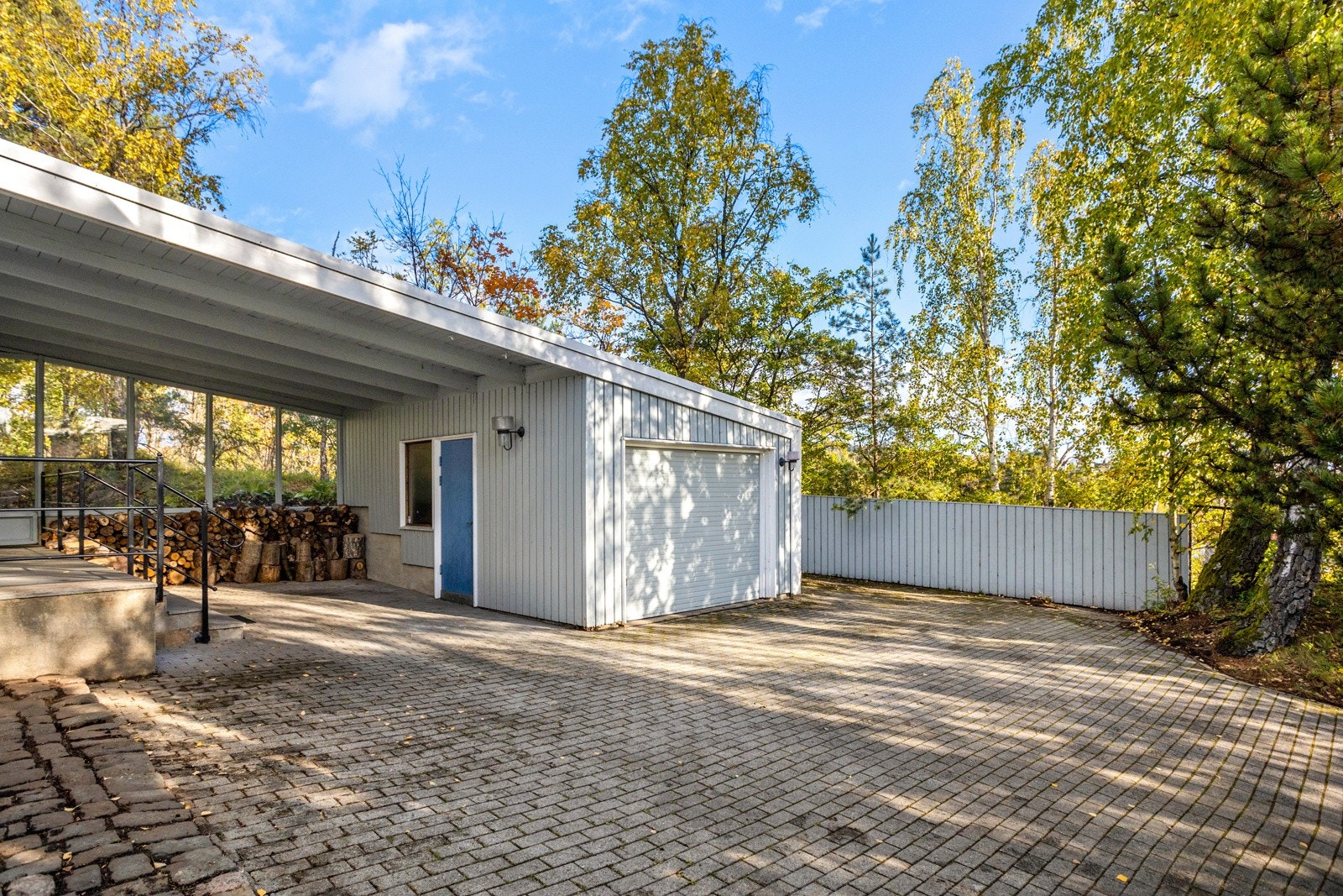 Frittstående garasje med elektrisk portåpner og plass for 1 bil på 21 kvm samt utebod. Galleribilde