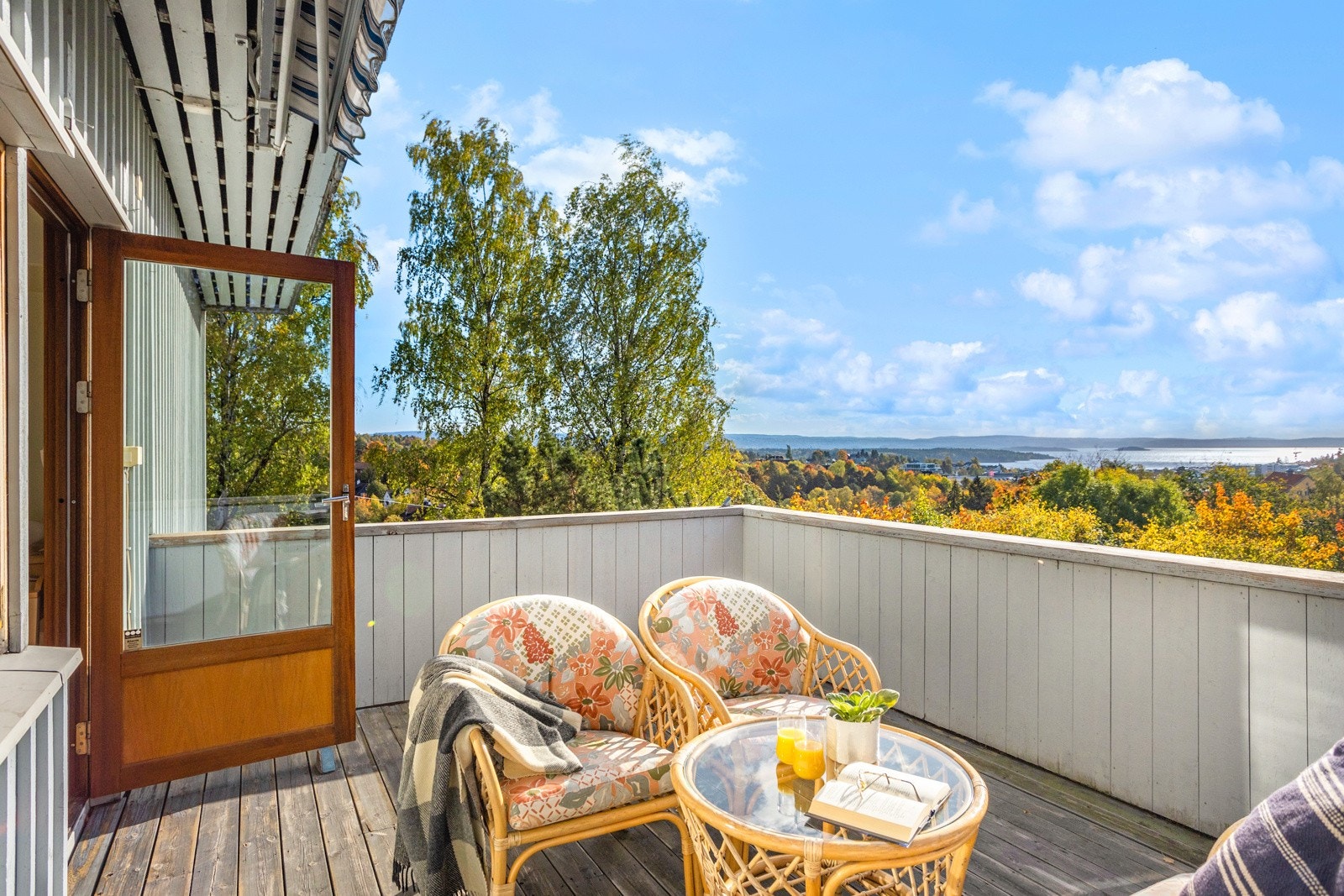 Balkongen har markise og innbyr til lange, sosiale kvelder i godt lag. Galleribilde