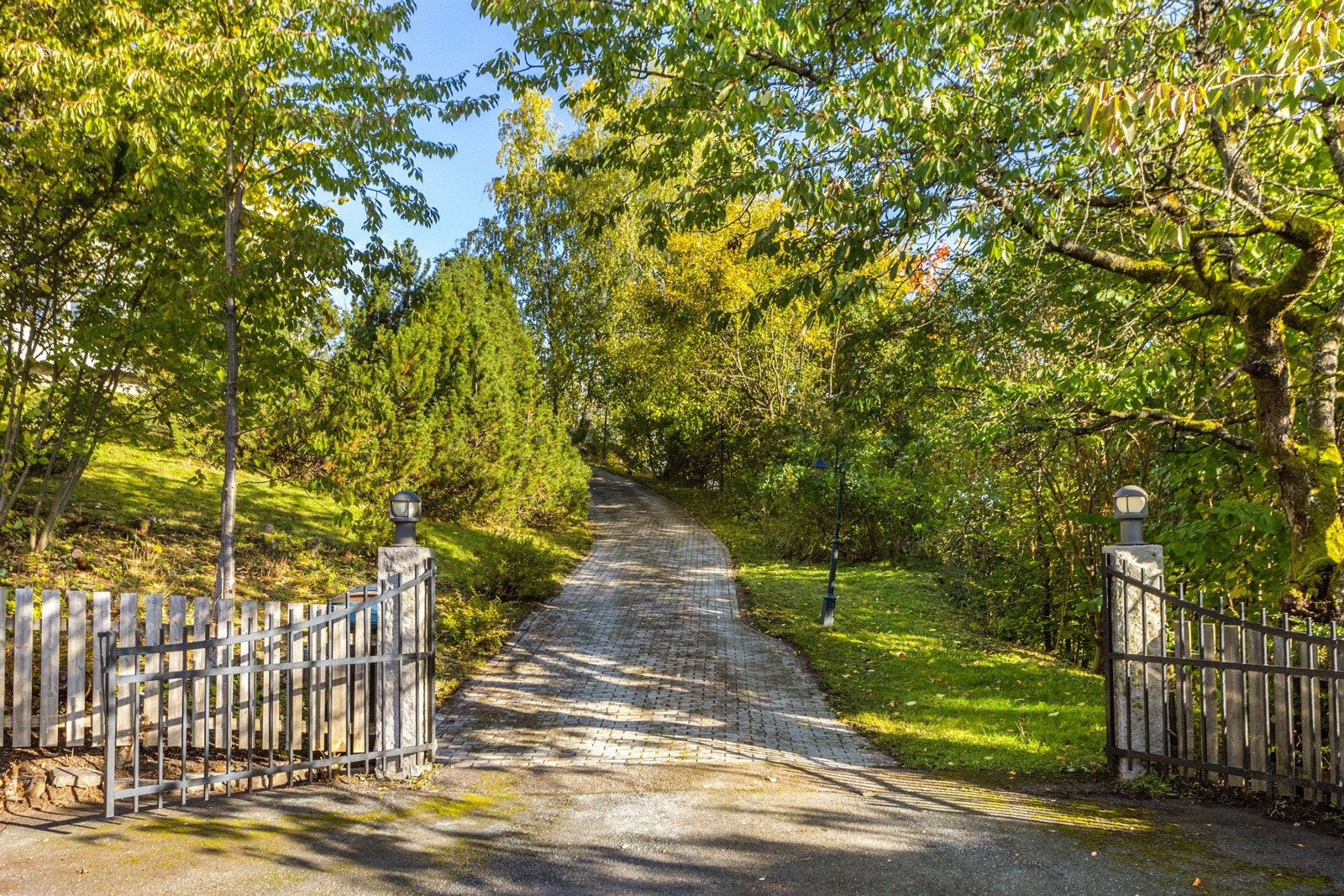 Eiendommen har en representativ port. Innkjørsel med belegningsstein og vannbåren varme tilknyttet bergvarmeanlegg. Galleribilde