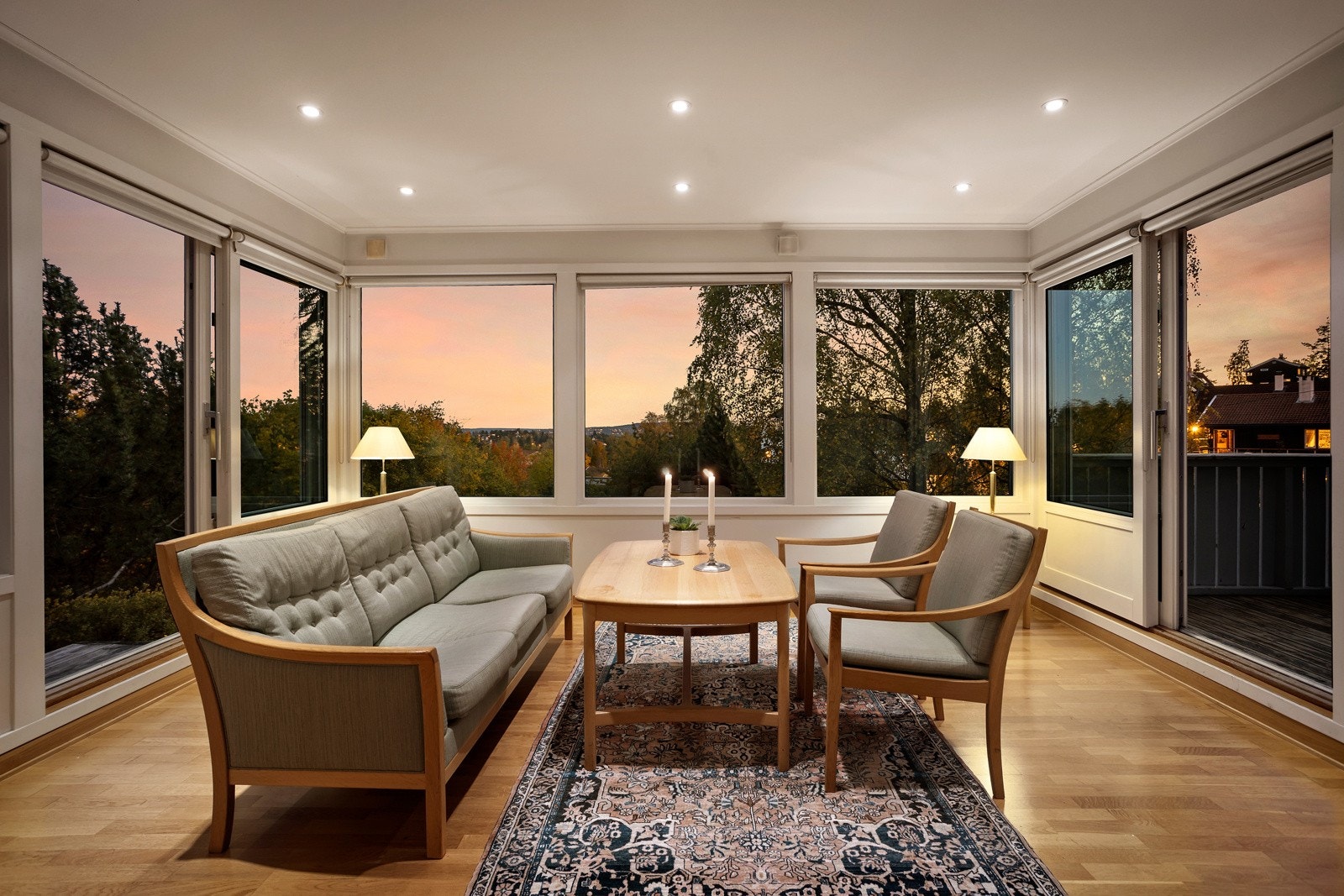 Hagestuen i hoveddelen har vannbåren gulvvarme og utgang til en terasse på ca 8 kvm. Galleribilde