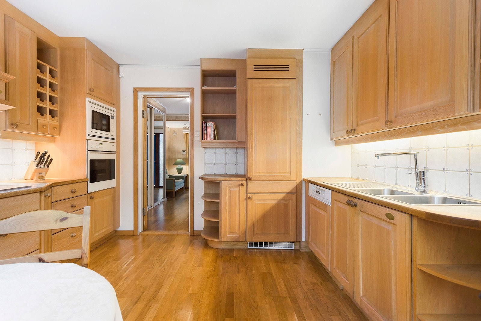 Sivesind eik kjøkkeninnredning med profilerte fronter fra 1996, eik heltre benkeplate, fliser over benk og nedfelt kum. Galleribilde