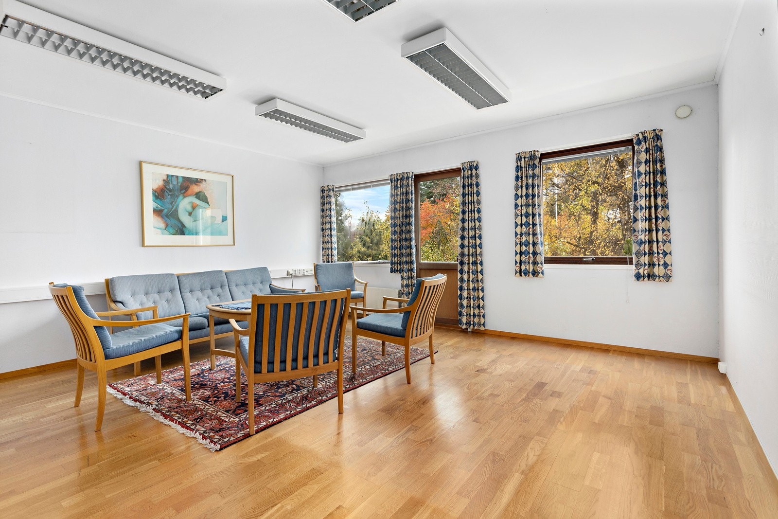 Svært romelig soverom i den andre delen i huset, som har en egen balkong med ettermiddagssol. Galleribilde